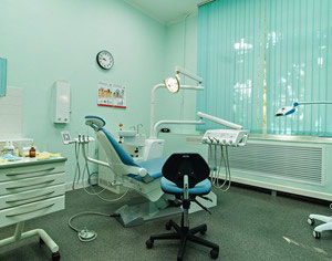 Где можно провести лечение кариеса недорого в Москве?